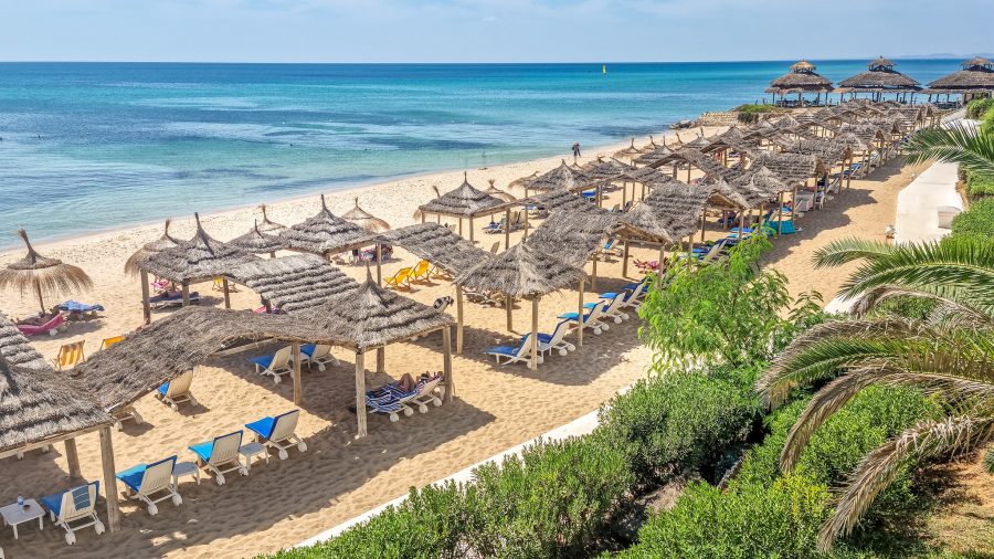 Dolga peščena plaža Hammamet v Tuniziji
