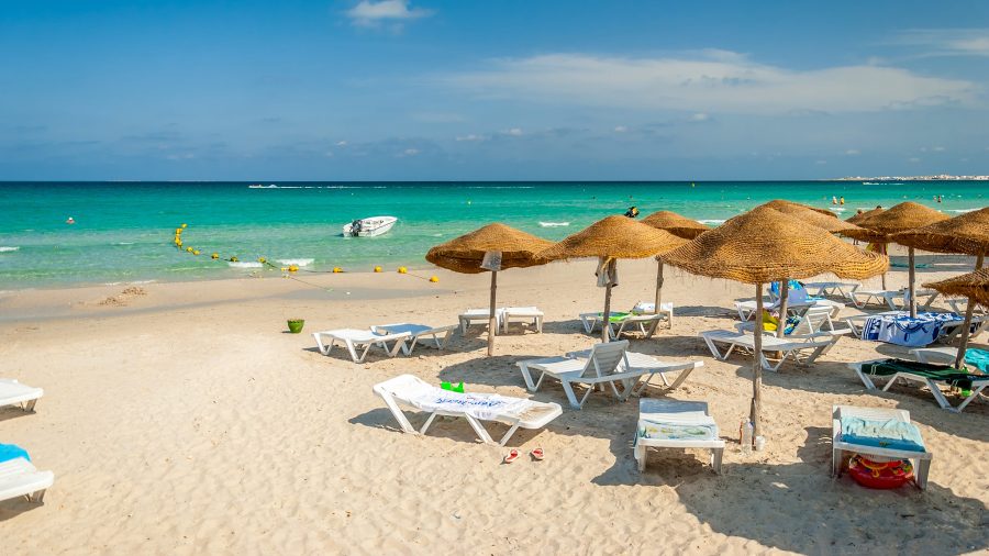 Bela peščena plaža Mahdia s turkiznim morjem v Tuniziji