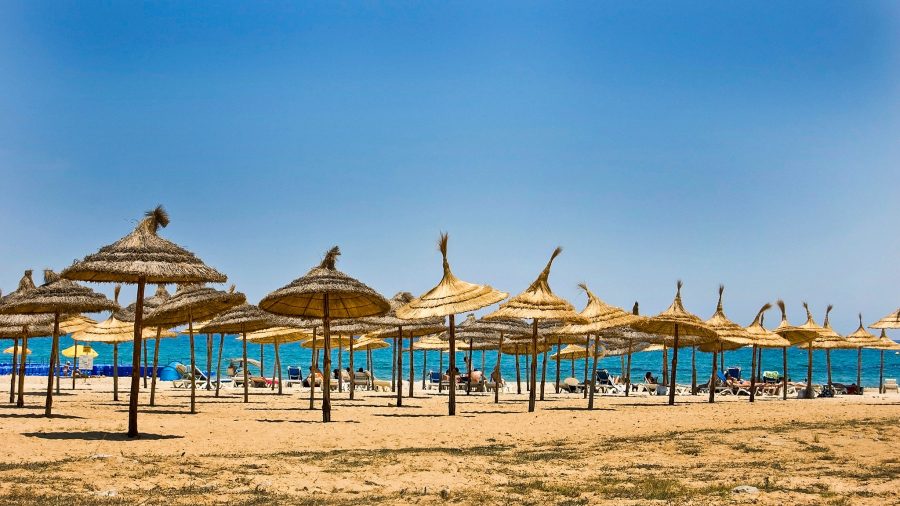 Peščena plaža Yasmine Hammamet ob turističnem letovišču