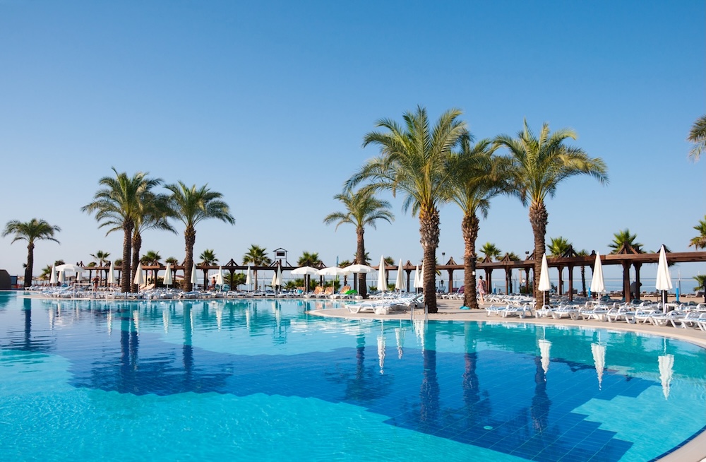 Hotelski bazen v all inclusive resortu na turški rivieri