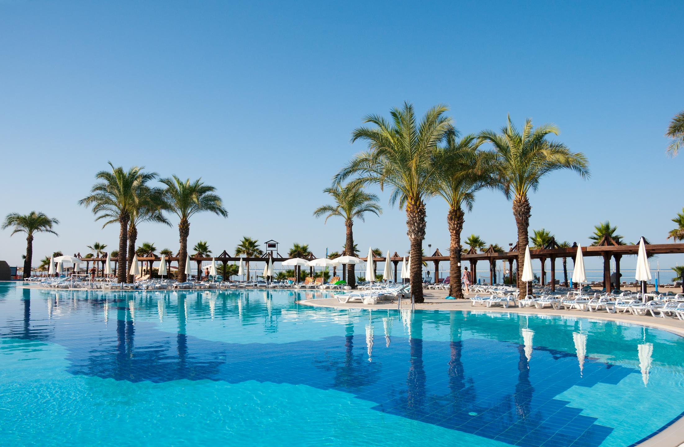 Bazen ob hotelu v Tučiji