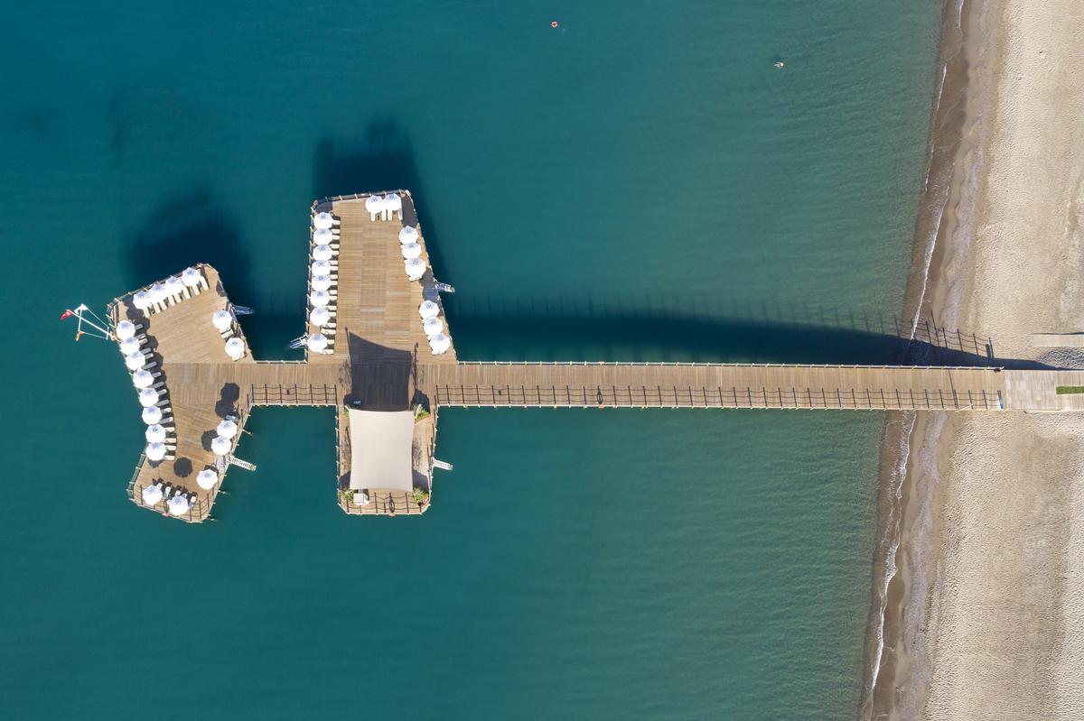 Hotelska plaža s pomolom v Turčiji.