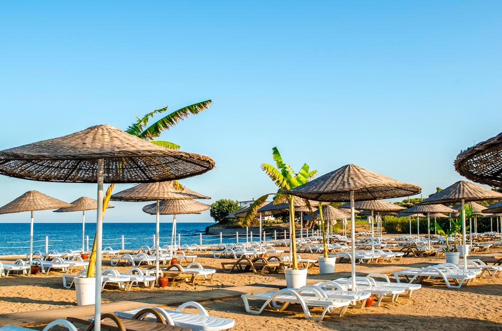 Plaža z ležalniki v Turčiji.