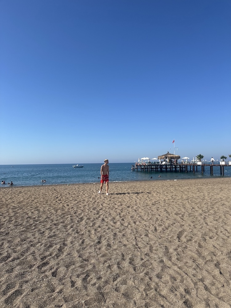 Peščena plaža in morje na turški rivieri