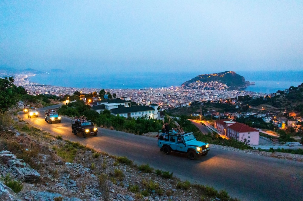 Sončni zahod v gorovju Taurus: večerni razgledi in dramatične silhuete turških gora