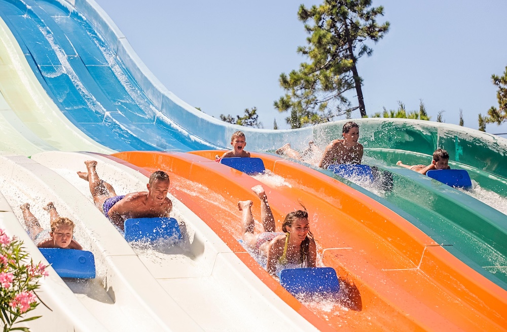 Adrenalinski tobogani v Water World Lloret de Mar ob sončnem dnevu